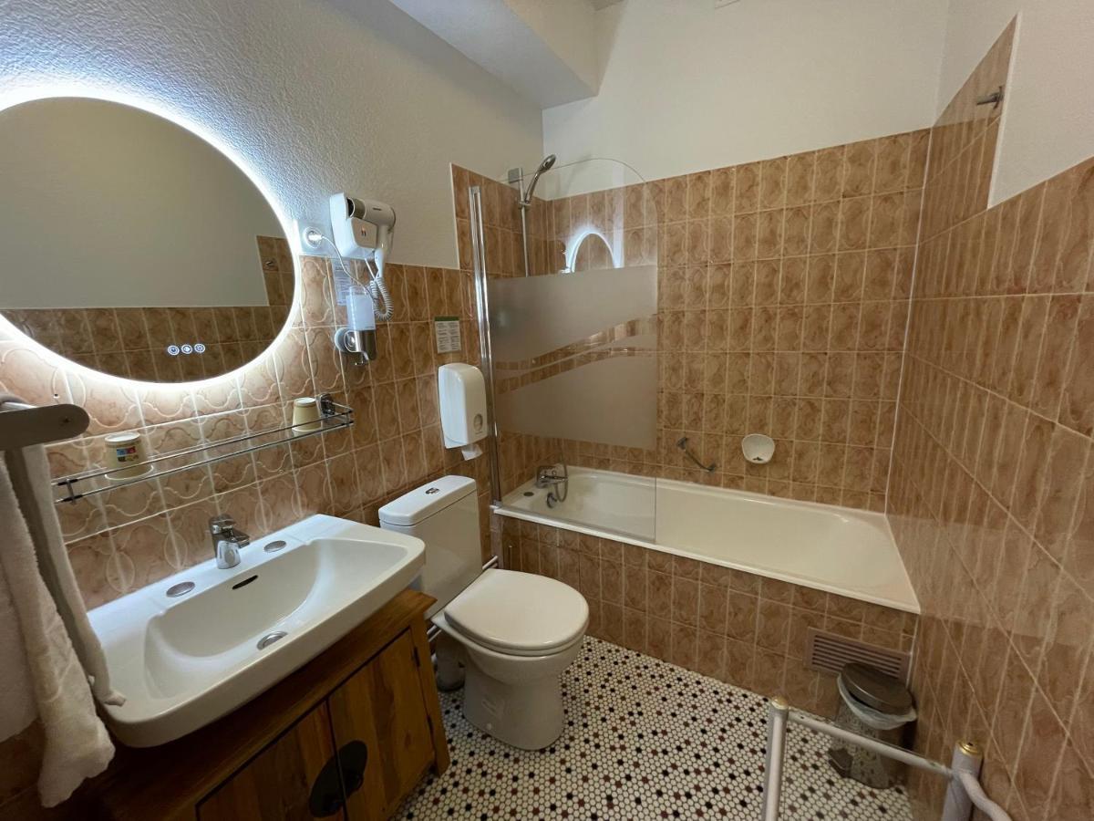 Balzac Hotel Restaurant Фужер Екстер'єр фото